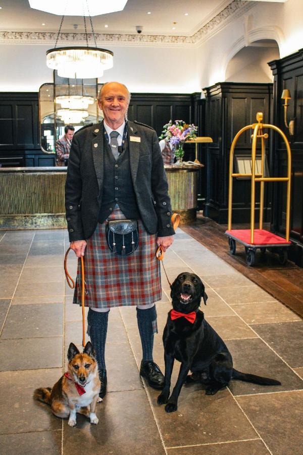 Cameron House On Loch Lomond Александрия Екстериор снимка A Scottish hotel porter in traditional uniform