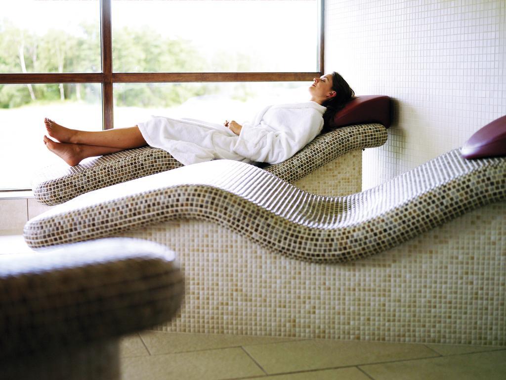 Cameron House On Loch Lomond Александрия Екстериор снимка A woman relaxing on a spa bed